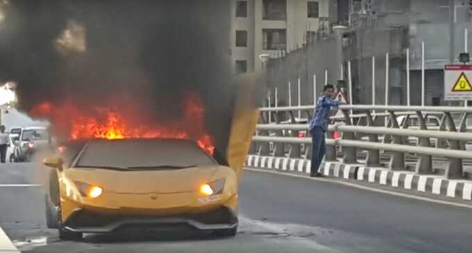 За рулём Lamborghini Gallardo в момент её возгорания на Смоленском бульваре в Москве был парень по имени Роман