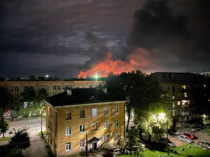 Сильные взрывы прозвучали в районе аэропорта Пскова