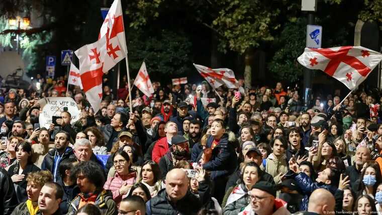 В Тбилиси на журналиста напали из-за русской речи на митинге